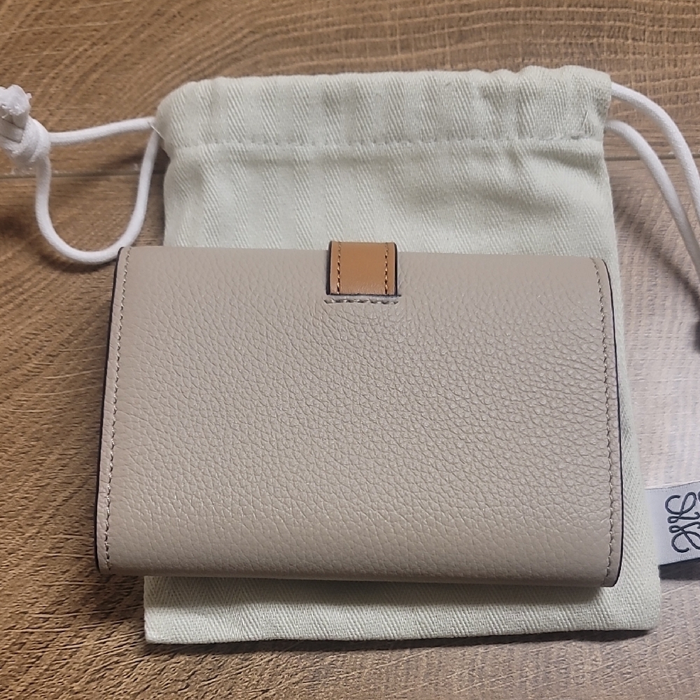 Loewe Small Vertical Wallet In Soft Grained Leather Light Oat/Honey - Picture 4 of 16